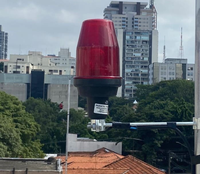 Baliza de sinalização aérea instalada com SPDA em São Paulo