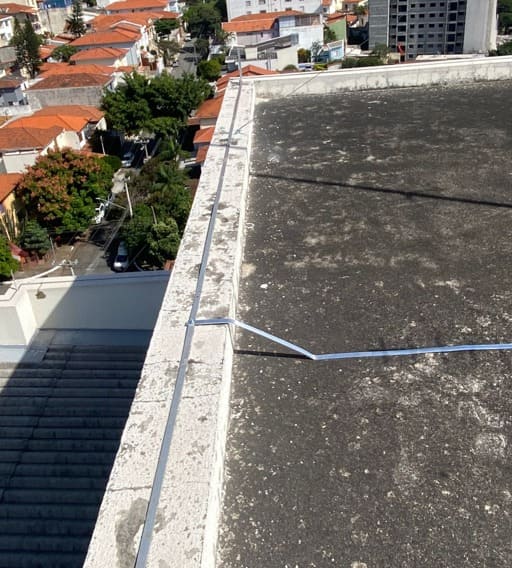 Condutor de descida de SPDA fixado em laje de cobertura